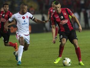 Wydad Casablanca's Brahim Nakach (white) vies for the ball with the USM Alger's Oussama Darfalou during the CAF Campions league semi-final on October 21, 2017, at Mohamed VI Stdaium in Casablanca.
FADEL SENNA / AFP