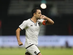 The Camp Nou legend believes the Catalan giants would remain 'in very good health' if their Argentine talisman and head coach remain at the club