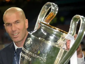 Real Madrid's French coach Zinedine Zidane poses with the trophy after Real Madrid won the UEFA Champions League final football match between Real Madrid and Atletico Madrid at San Siro Stadium in Milan, on May 28, 2016.
Filippo MONTEFORTE / AFP