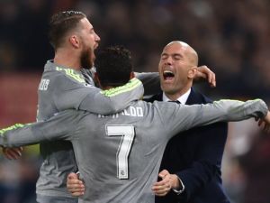 احتفال المدرب زيدان ورونالدو وسيرخيو راموس بالهدف