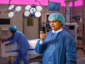 تحمل الكوادر العاملة في المستشفيات الجديدة هواتف لاسلكية خاصة تتيح للمدراء التواصل مع الموظفين بكل سرعة وفعالية وبغض النظر عن مكان تواجدهم في المستشفيات