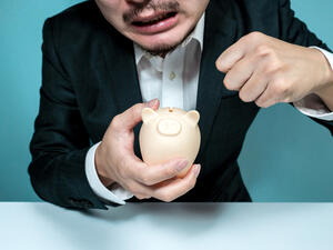 إذا حاول التهرب من دعوتك إلى مكان عام فهو بخيل