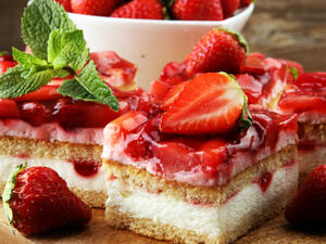 كيك الفراولة بتغليفة الجبنة الكريمية