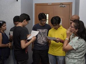 الطلاب يتفوقون على المعدلات الدولية محققين نتائج متميزة في مختلف المواد.