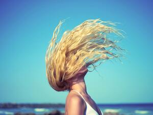 خلطة الزبادي والبيض التي تمنح شعرك قوة ونعومة وجمالًا متألقًا