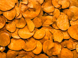 رقائق البطاطا الحلوة المقرمشة بالخل والملح