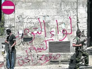 مسلحون من المعارضة في احد احياء حلب/أ.ف.ب