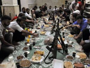 مقاتلون من المعارضة في حلب يتجمعون في افطار رمضاني/ارشيف