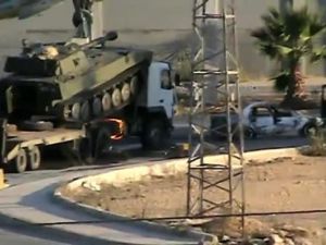 عناصر القوات المسلحة يقومون بتفتيش الابنية