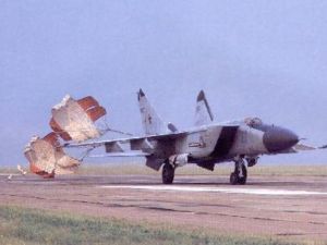 أحد الفضوليين نجح بتوثيق إنشقاق وهبوط المقاتلة السورية عبر كاميرا خاصة 