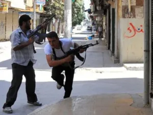 مقاتلون من المعارضة بحلب