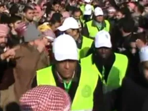 سوريون يحتشدون حول المراقبين العرب