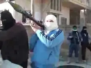 مسلحون ملثمون يتحصنون في أحد الشوارع للتصدي للجيش السوري