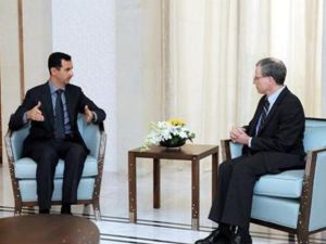 السفير الاميركي روبرت فورد (إلى اليمين) اثناء اجتماع مع الرئيس السوري بشار الاسد 