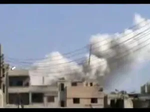 دخان يتصاعد من مباني في حي بابا عمرو