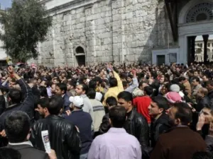انطلق نحو 300 شخص عقب صلاة الجمعة من جامع بني امية الكبير وسط دمشق نحو سوق الحميدية
