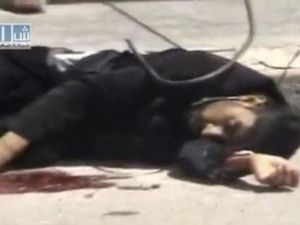 لقطة من فيديو بثتها شبكة شام تظهر جريحا في احد شوارع درعا