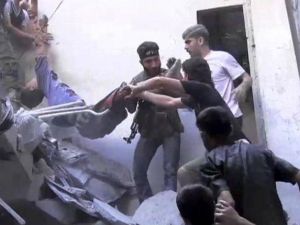 اثار قصف القوات الحكومية على احد احياء حلب/أ.ف.ب