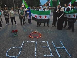 UNITED STATES, Washington : Demonstrators calling for help from US President Obama on the Syrian revolution protest in front of the White House late August 21, 2013, in Washington, DC. AFP PHOTO/Paul J. Richards