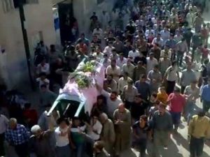 سوريون يشيعون أحد ضحايا الإحتجاجات في مدينة حماة