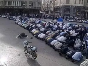 متظاهرون يؤدون الصلاة في حمس