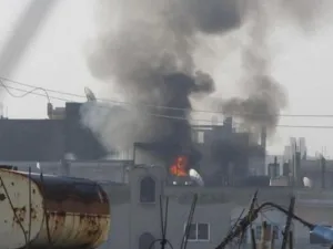 النيران تشتعل في منازل بمدينة حمص السورية
