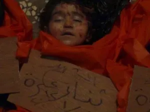 جثث اطفال يقول نشطاء انهم قتلوا على يد الجيش السوري في حمص يوم الاربعاء 