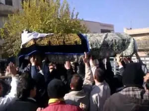 سوريون يشيعون جثمان أحد ضحايا موجة العنف في بلادهم
