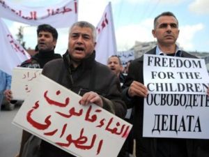 سوريون مقيمون في بلغاريا امام سفارة بلادهم في صوفيا في 31 آذار/مارس