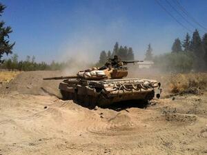 SYRIA, DAMASCUS : A Syrian army tank maneuvers in the Eastern Ghouta area on the northeastern outskirts of Damascus on August 30, 2013. AFP PHOTO/SAM SKAINE