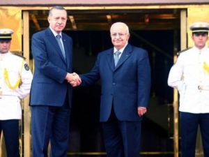 رئيس الوزراء التركي رجب طيب اردوغان (يسار) مصافحا نظيره السوري ناجي العطري في انقرة 