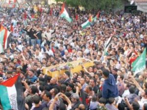 فلسطينيو مخيم اليرموك يشيعون شهداءهم