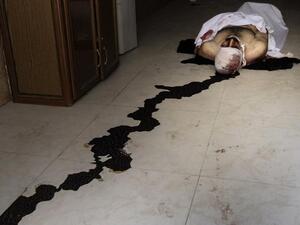 سوري يسقط صريعا بعد اصابته برأسه جراء قصف القوات النظامية لمنزله في حلب/أ.ف.ب