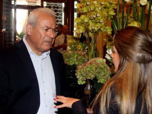 رئيس المجلس الوطني السوري السابق برهان غليون يتحدث الى مراسلة صحفية في الدوحة،الاثنين، خلال اجتماع المعارضة في العاصمة القطرية/ا.ف.ب