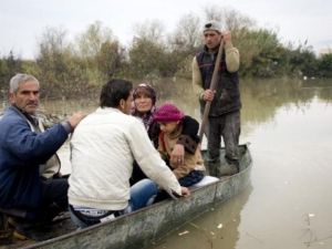 عائلة سورية تفر في تجاه تركيا/أ.ف.ب