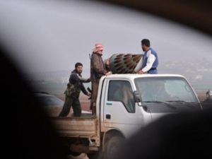 مقاتلون من المعارضة يحملون اسلحة ثقيلة شمال سوريا/أ.ف.ب