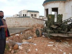 مقاتل من المعارضة امام قاعدة الشيخ سليمان/أ.ف.ب