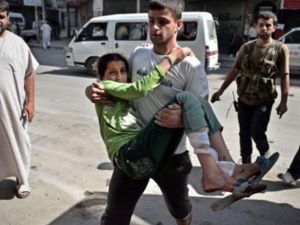 مواطن سوري يسعف فتاة جريحة في حلب/أ.ف.ب