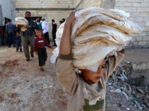 طفل سوري يشتري الخبز في حلب/أ.ف.ب