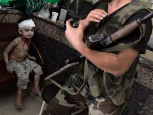 طفل سوري جريح بسبب قذيفة سقطت على منزله/ا.ف.ب