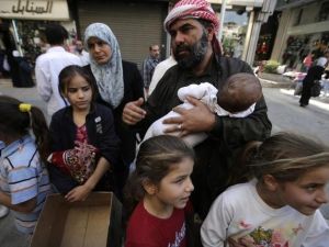 عائلة سورية نازحة من حمص الى دمشق/أ.ف.ب