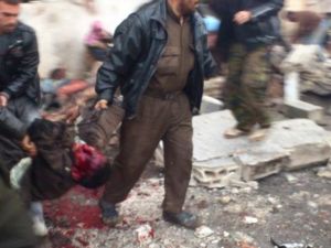 اخلاء مواطنين جرحى وقتلى من امام مخبز قصفته طائرة حربية سورية في حماة/أ.ف.ب