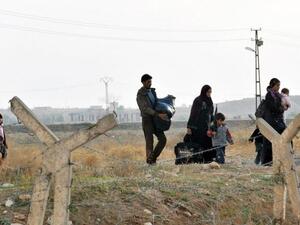 مواطنون سوريون يفرون الى تركيا/أ.ف.ب