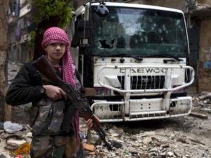 مراهق سوري،15 سنة، من المعارضة المسلحة امام حاجز في حلب /أ.ف.ب