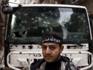 مراهق سوري من المعارضة يقف على حاجز تفتيش في منطقة صلاح الدين - حلب/أ.ف.ب