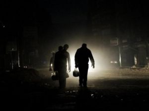 سوريون يسيرون في ظلمة الشوارع بمدينة حلب/أ.ف.ب