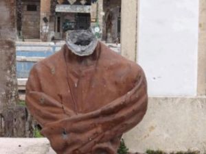  أقدمت على قطع رأس النصب التذكاري للشاعر والفيلسوف والأديب العربي أبو العلاء المعري".