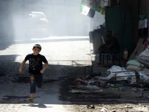 طفل يهرب من القتال في احد شوارع حلب/أ.ف.ب