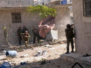 جنود من الجيش النظامي السوري خلال معركة في شوارع تل الزرازي /شمال/أ.ف.ب