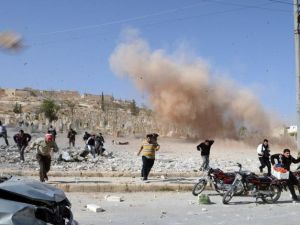 مواطنون يهربون من قصف جوي شمال سوريا/أ.ف.ب